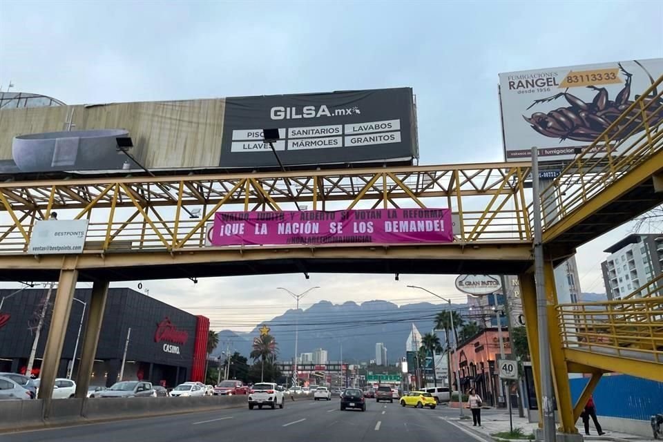 En el puente peatonal del cruce con la calle Dr. Francisco L. Rocha, se colgaron dos mantas rosas.