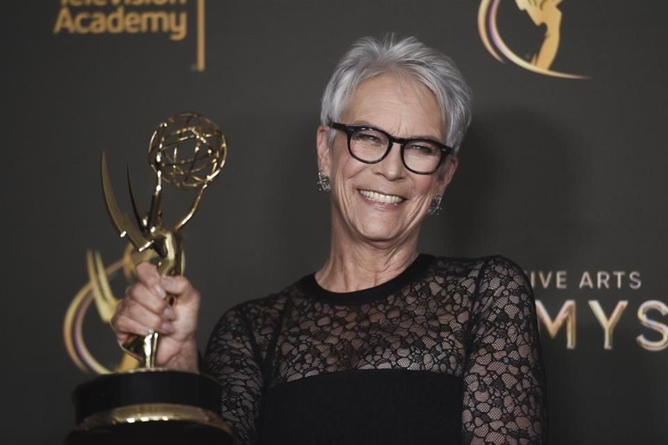 Jamie Lee Curtis posa con su premio de actriz invitada destacada en una serie de comedia por 'The Bear' en la segunda noche de los Premios Emmy de las Artes Creativas