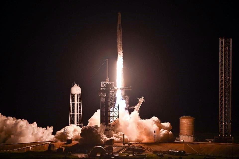 Sonda de SpaceX parte al espacio con multimillonario y otros 3 más en viaje que incluirá primer paseo espacial privado.