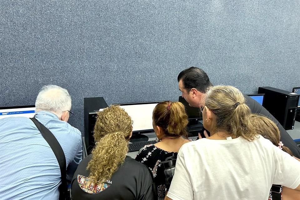 Los adultos mayores reciben instrucciones de cómo usar herramientas tecnológica.
