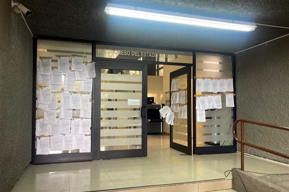 Las puertas principales de acceso al Congreso local, en su planta baja, fueron cubiertas de notificaciones del Tribunal Electoral del Estado sobre la integración de la Mesa Directiva.