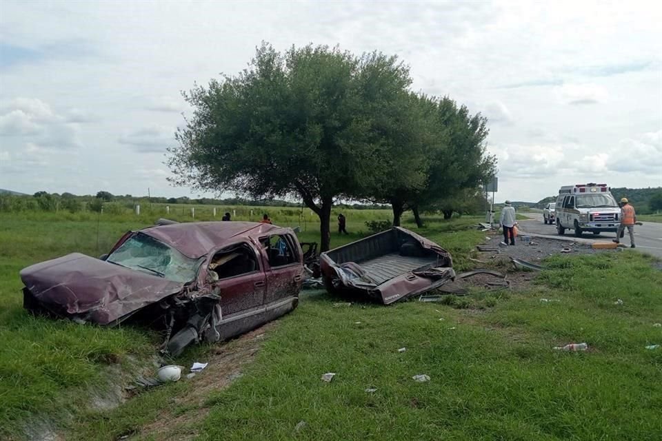 Por el fuerte impacto la pick up Chevrolet Sierra quedó destrozada.