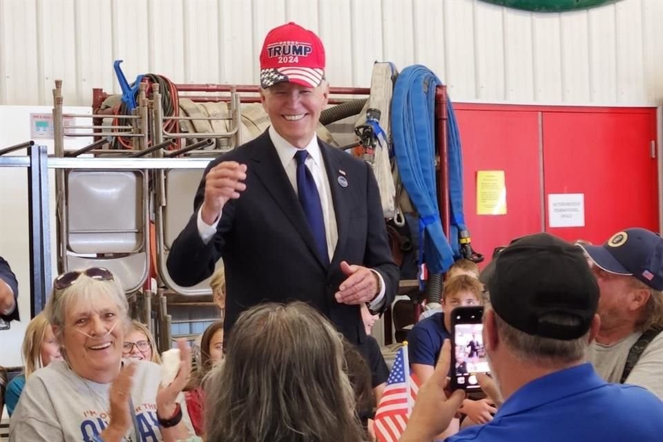 El Presidente Joe Biden usó una gorra de Donald Trump brevemente durante un evento.