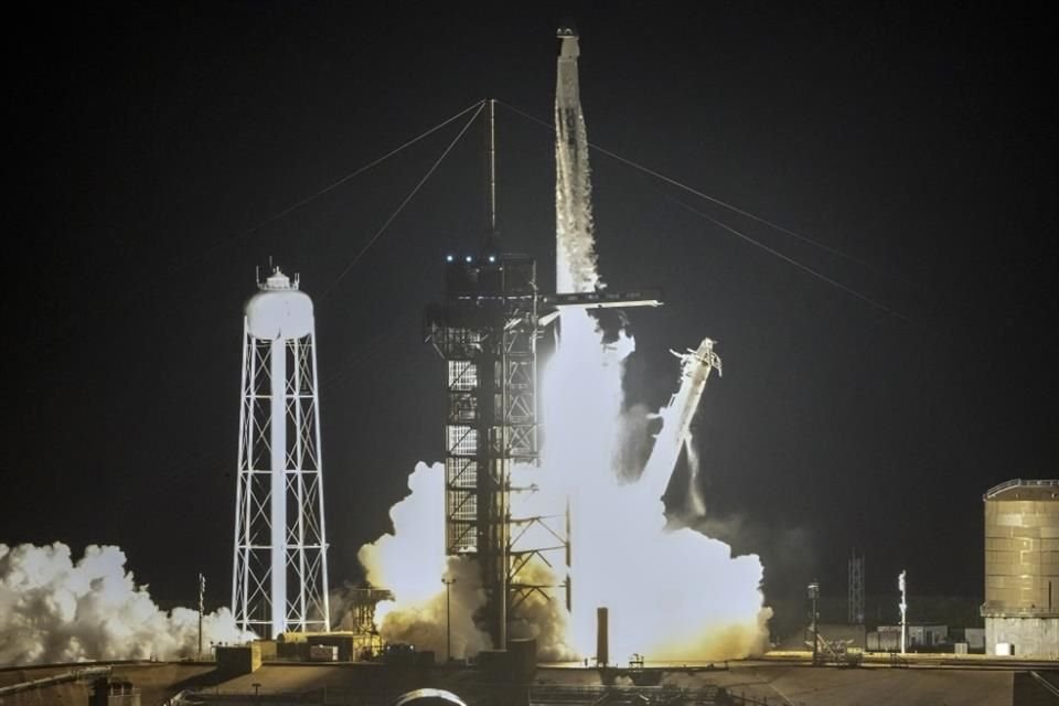 Un cohete Falcon 9 de SpaceX con una tripulación de cuatro personas despega de la plataforma 39A del Centro Espacial Kennedy en Cabo Cañaveral, Florida, el martes 10 de septiembre de 2024.