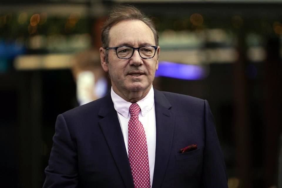 Luego de que le embargaran y subastaran su casa en Baltimore, Kevin Spacey no quiere salirse y exige 100 mil dólares para hacerlo.