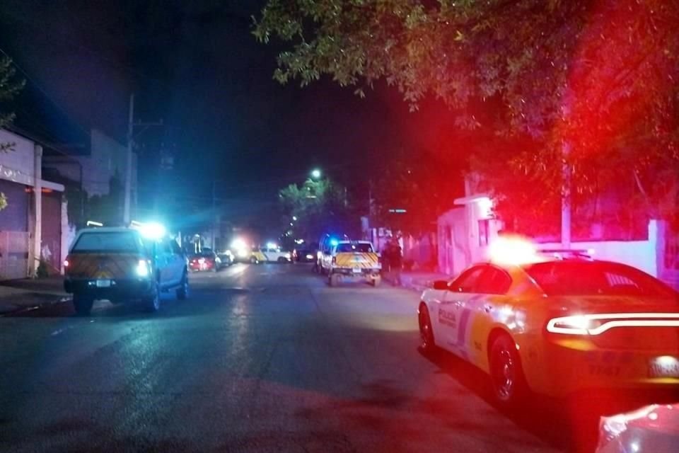 Un repartidor que se dirigía a entregar cervezas es atacado a balazos por delincuentes en la Colonia Niño Artillero, al norte de Monterrey.