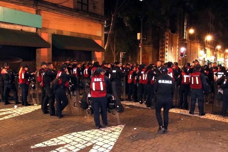 En el cruce de Allende y Tacuba se concentran policías de la SSC.