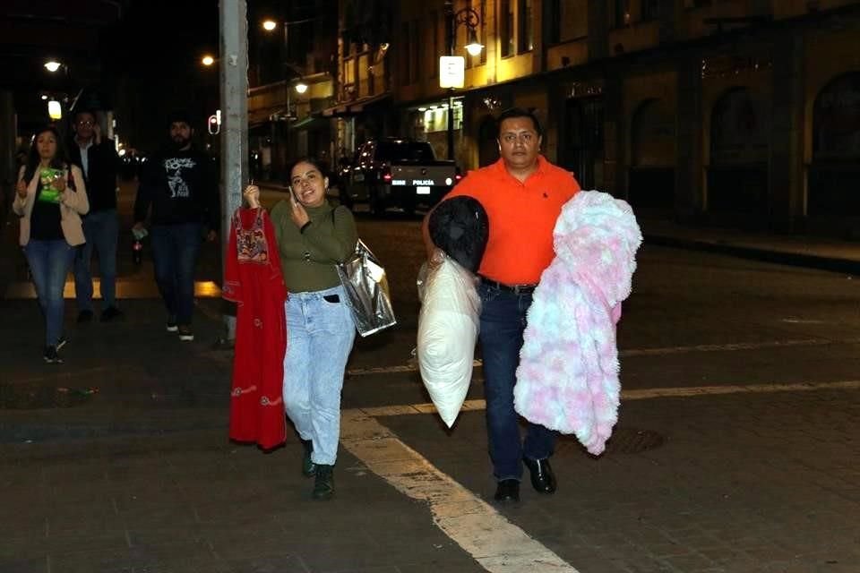 Asistentes de diputados llegaron con edredrones, almohadas y vestidos.