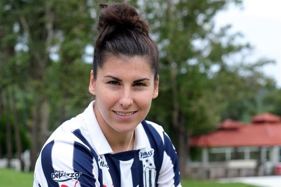Lucía García ama el futbol y quiere llegar lejos con las Rayadas.