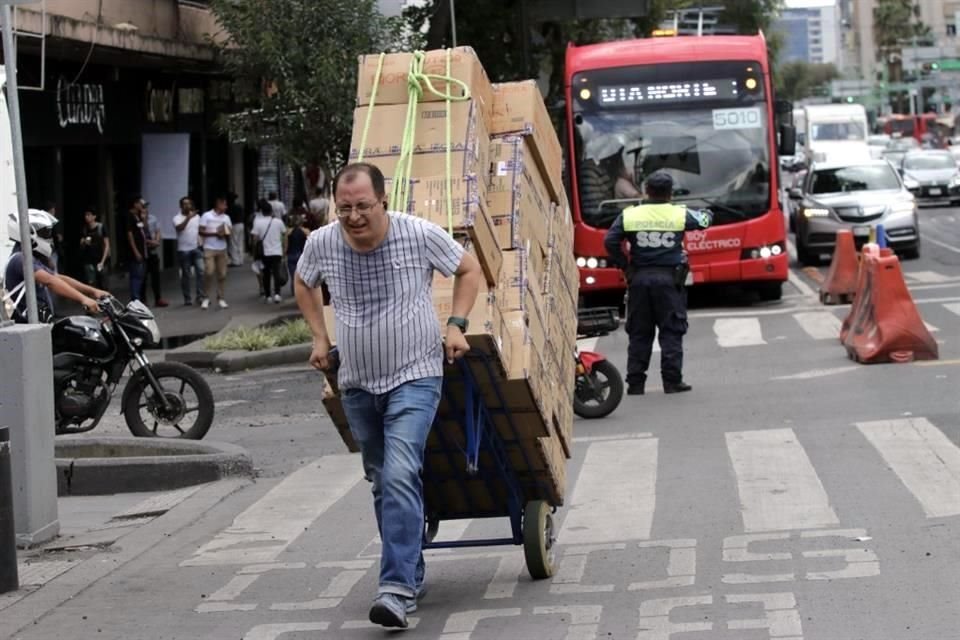 Elementos de tránsito poco pueden hacer ante la constante invasión del carril confinado.