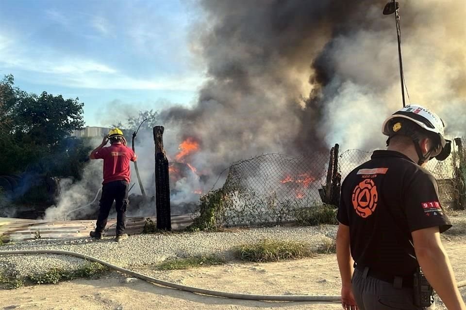 Arden llantas en Escobedo