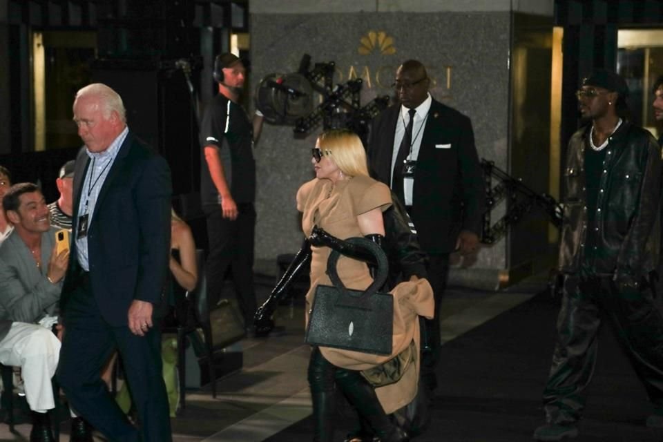 Madonna deslumbró en la Semana de la Moda de NY con un elegante coat dress y botas altas, manteniendo su estilo icónico.