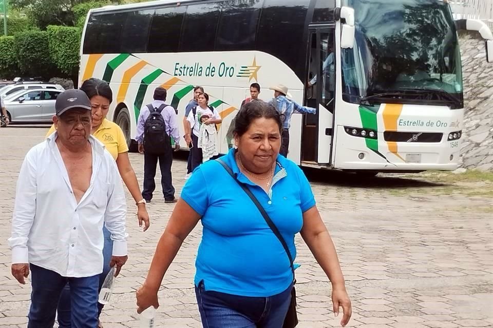 Padres de los 43 a su llegada a Casa Guerrero.