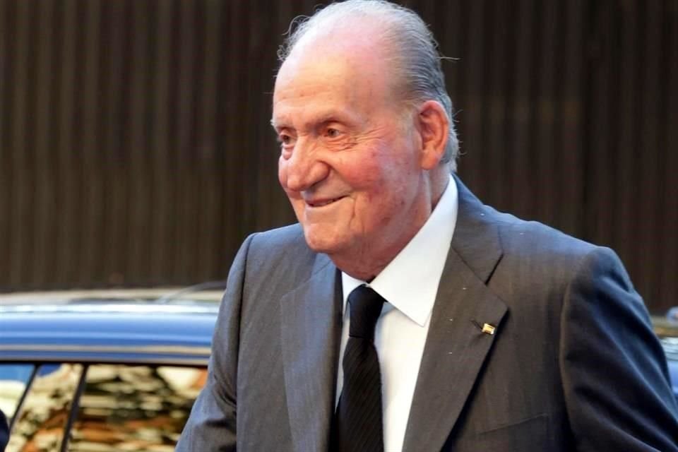 El Rey Juan Carlos y la Infanta Elena evitan hablar sobre la fundación que el primero creó en Abu Dabi para guardar su fortuna fuera de España.