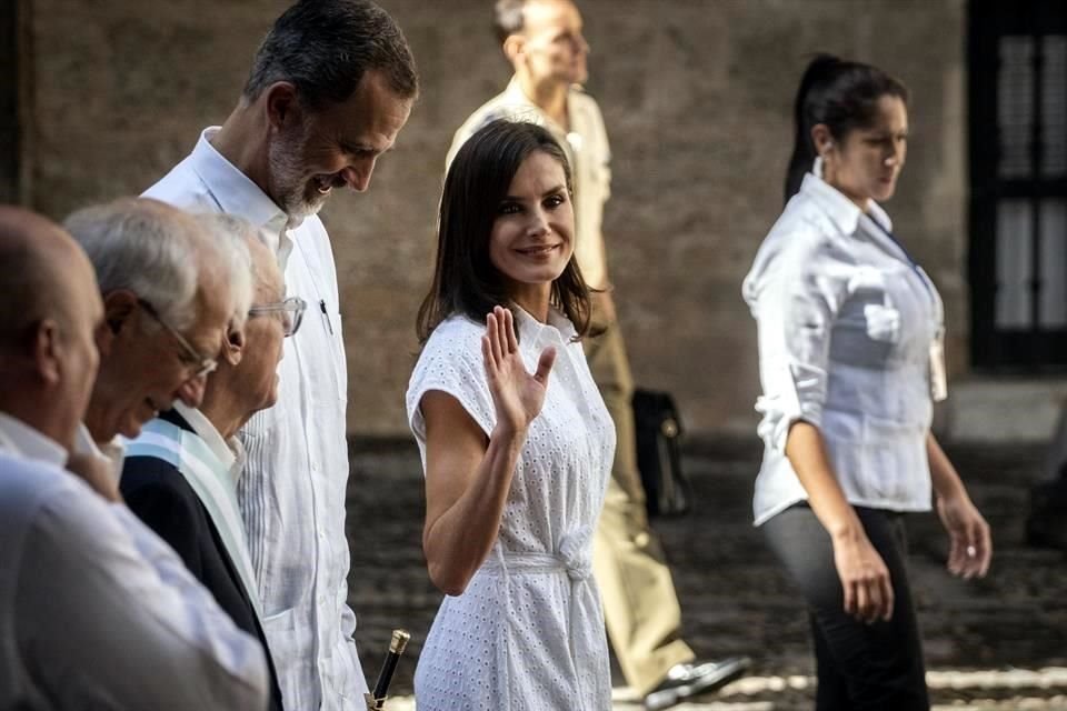 Letizia decidió saltarse el protocolo real y mostrar su lado más humano y cercano, acercándose a los lugareños que se desplazaron hasta el centro escolar para recibirla entre porras y aplausos.