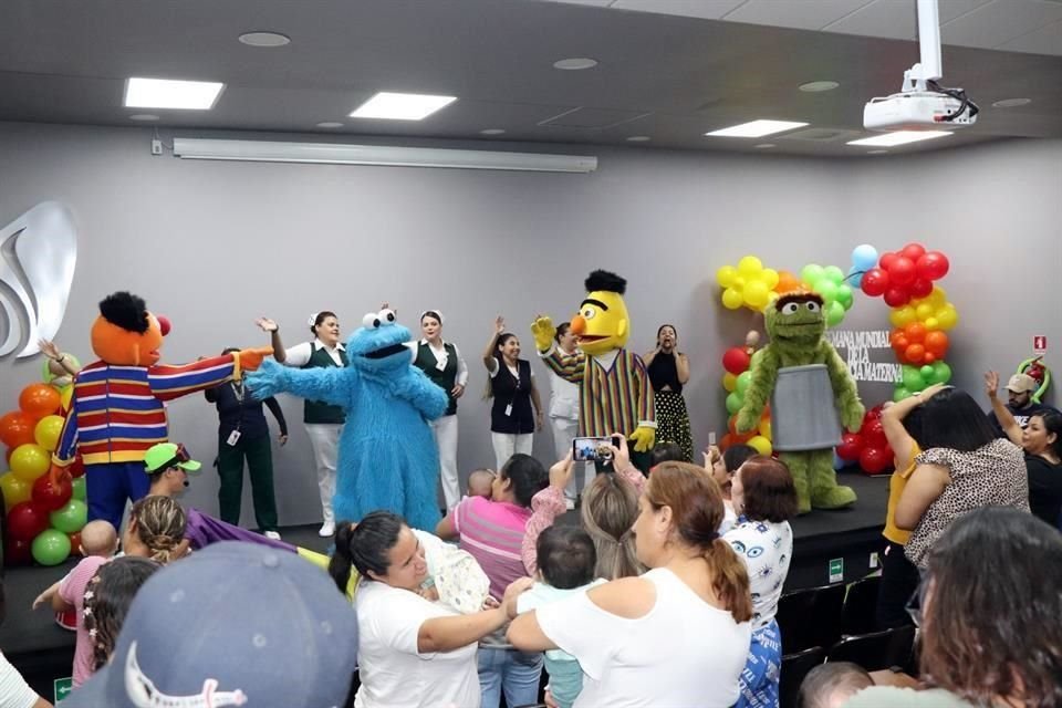 Madres de niños que fueron atendidos el Centro acudieron a celebrar el primer aniversario.