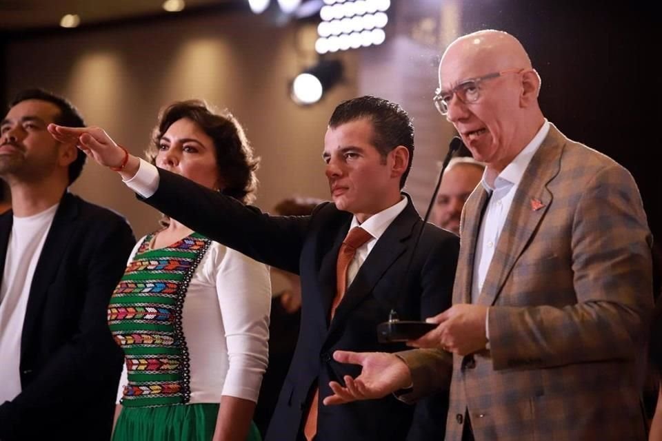 Jorge Álvarez Máynez (izq. a der), Ivonne Ortega, Miguel Flores y Dante Delgado, en la asamblea de MC en la CDMX.