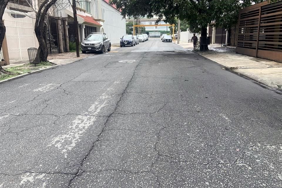 Según los residentes de la Colonia Anáhuac han dejado sin cordón de banqueta en varias cuadras  al pavimentar.