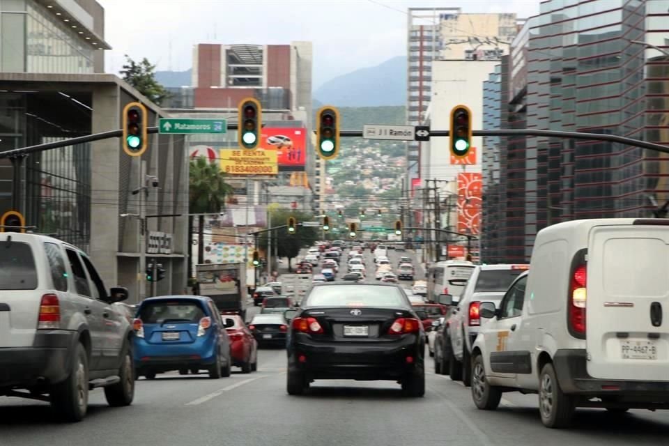 En la Avenida Pino Suárez ya se avanzó con los trabajos para retirar los antiguos semáforos y evitar confusiones.