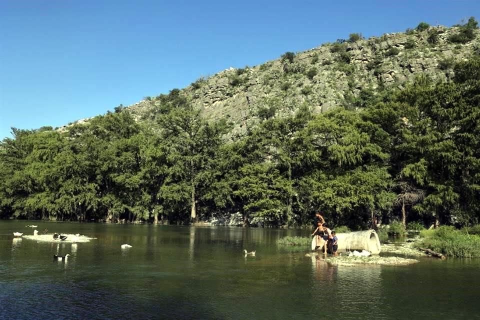Familias visitan el Parque La Turbina para darse un chapuzón en el Río Sabinas.