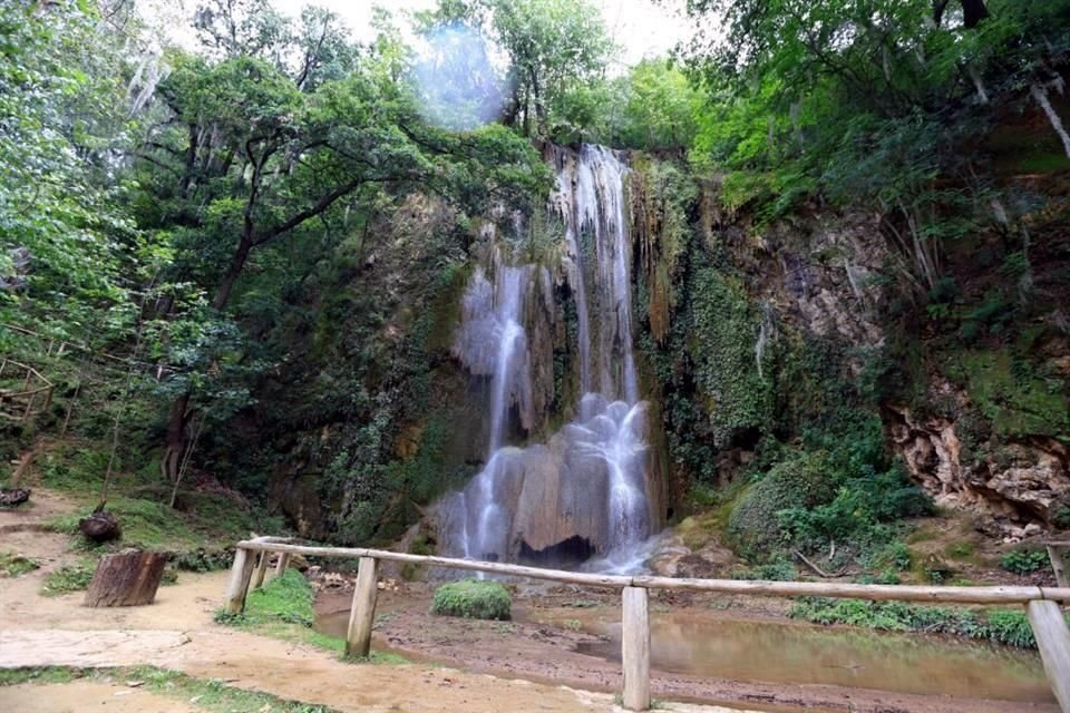 El Velo de Novia es una de las dos cascadas que están en el Parque Recreativo El Salto, en Zaragoza.