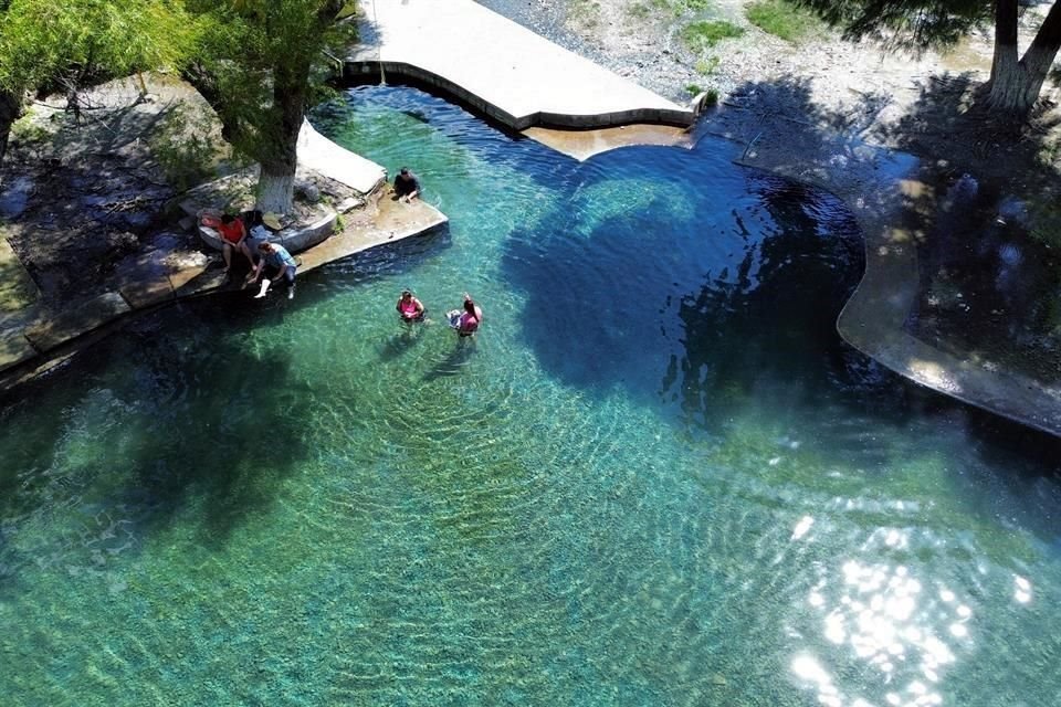 El agua cristalina de los veneros en el Ojo de Agua de Bustamante atrae a paseantes.