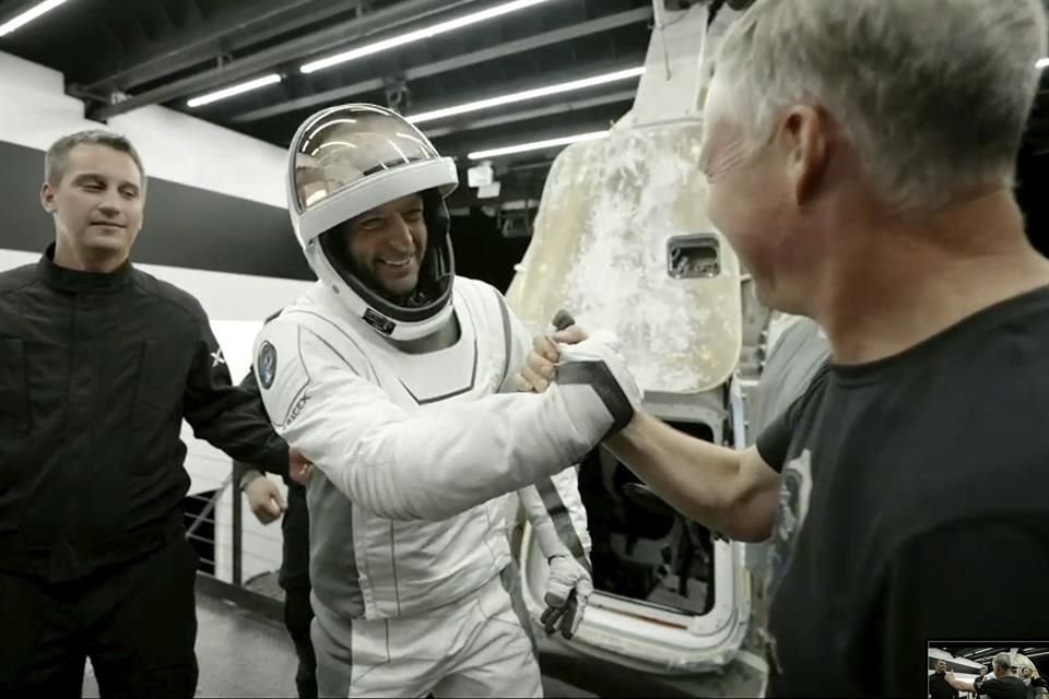 El multimillonario Isaacman fue recibido con alegría tras su histórica caminata espacial.