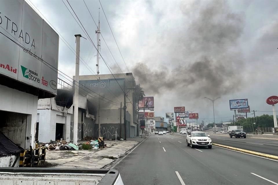 El reporte del incendio lo realizaron a las 11:37 horas algunos conductores que pasaron por el lugar.