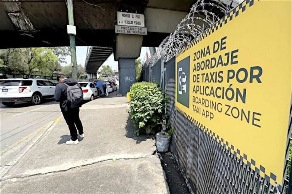 En la Avenida Boulevard Puerto Aéreo se estableció un punto para que pasajeros que arriben a la Terminal 1 del AICM, a unos 650 metros, puedan solicitar un taxi por aplicación.