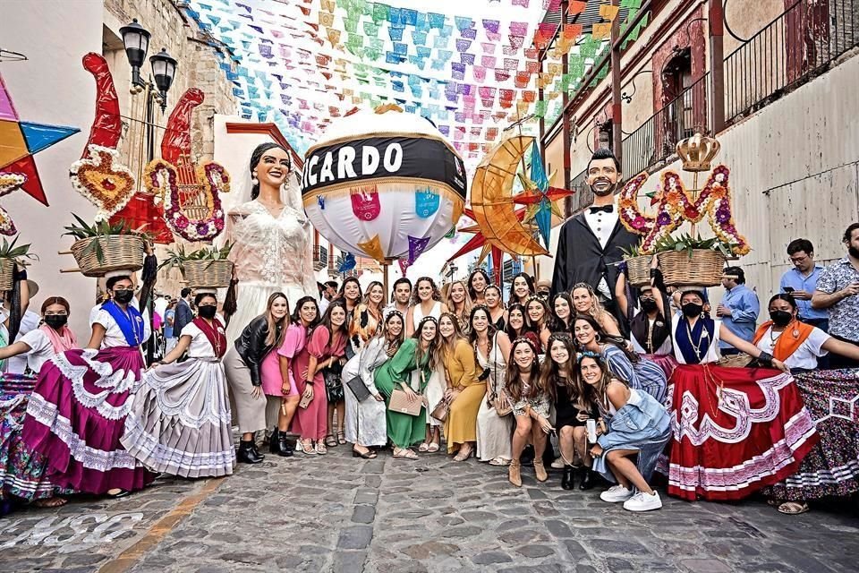 La pareja con amigas de la novia, durante la Calenda.