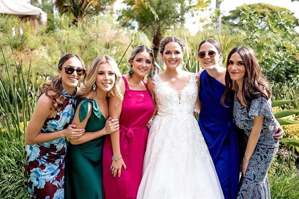 Valeria Murillo, Andrea Guerrero, Daniela Morales, la novia, Andrea Yamallel y Gabriela Fernández