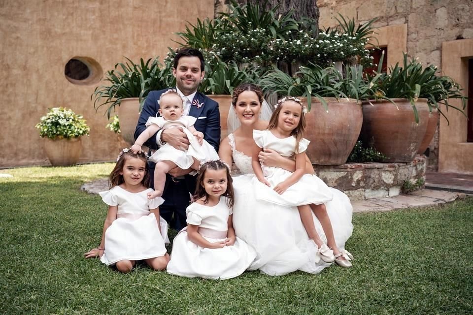 Los novios con sus sobrinas: Regina Villarreal, Isabela Villarreal, Eugenia Villarreal y Alana Bremer