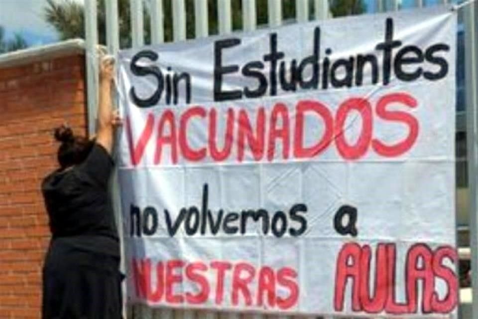 Integrantes de la Federación Nacional de Estudiantes Revolucionarios pusieron mantas en escuelas para 'clausurarlas' en protesta por regreso a aulas.