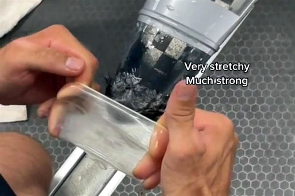 En el video compartido se muestra el uso del condón para reparar el kayak.