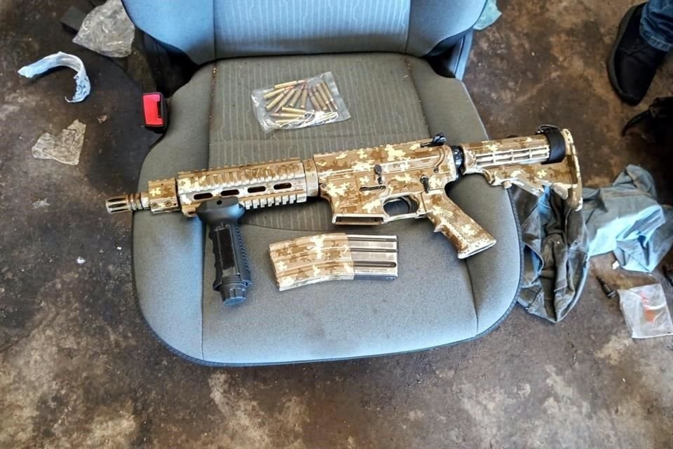 Además se localizaron armas largas con chapa de oro.
