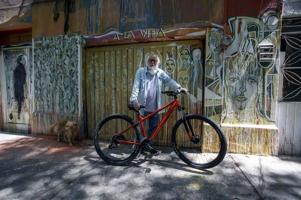 Macotela afuera de su casa en la Colonia Roma, sobre la calle de Querétaro. La fachada exhibe una intervención propia en colaboración con Demián Flores y Rogelio Cuéllar.