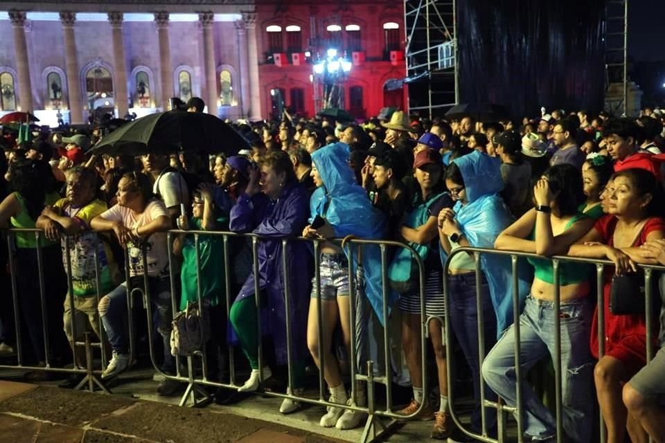 Miles de personas acudieron a la Macroplaza, a pesar de las lluvias que se registraron durante el día y la noche.