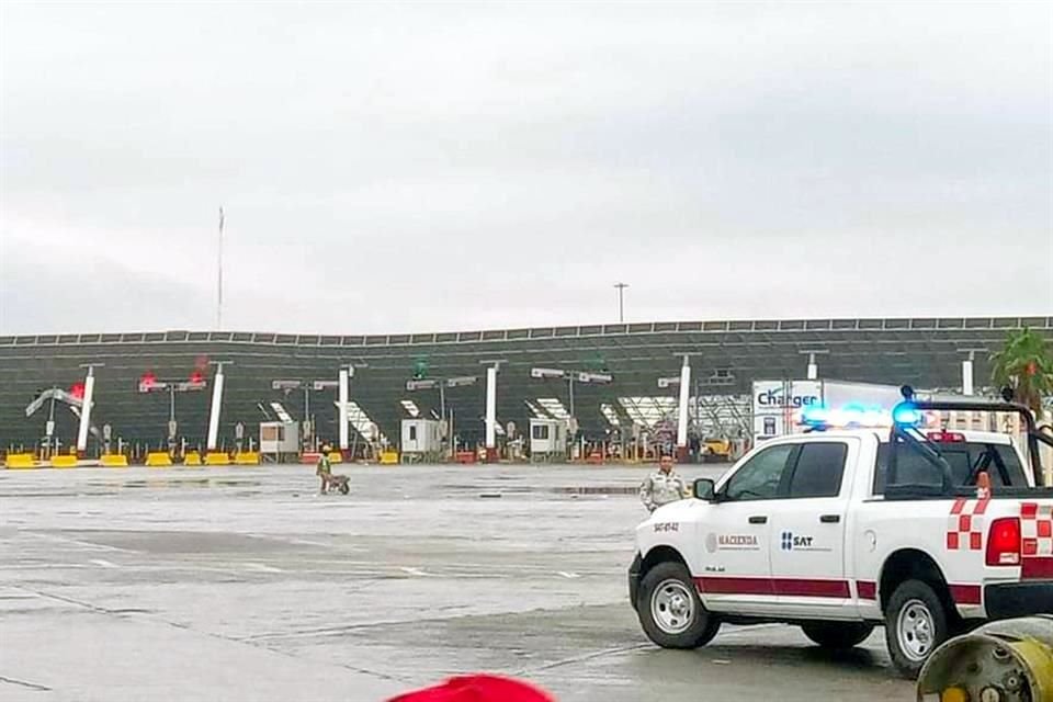 La Aduana de Nuevo Laredo se trastocó ayer luego de que un techo en los módulos de importación se colapsó tras una tormenta.