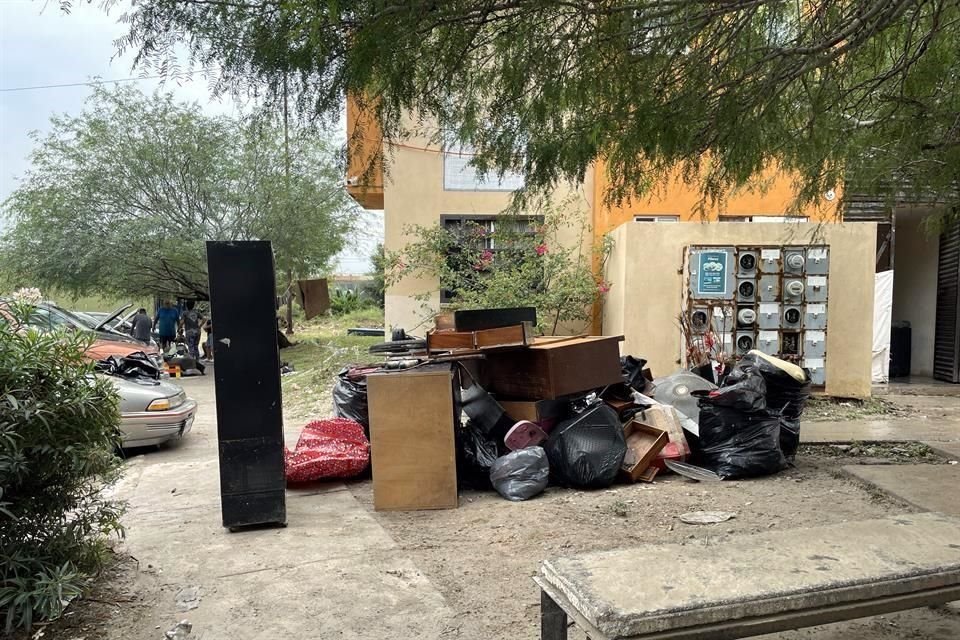 z Las lluvias dejaron inundaciones en colonias de Salinas y al bajar el agua quedó todo tipo de desechos, además de muebles dañados.