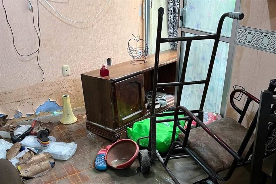 El agua entró a las viviendas y alarmó a los vecinos que ahora sufren por daños en el interior de sus casas y muebles.