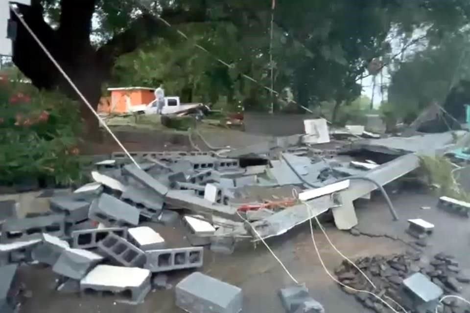 Bardas de quintas ubicadas en Ciénega de Flores fueron derribadas por la fuerza de la corriente.