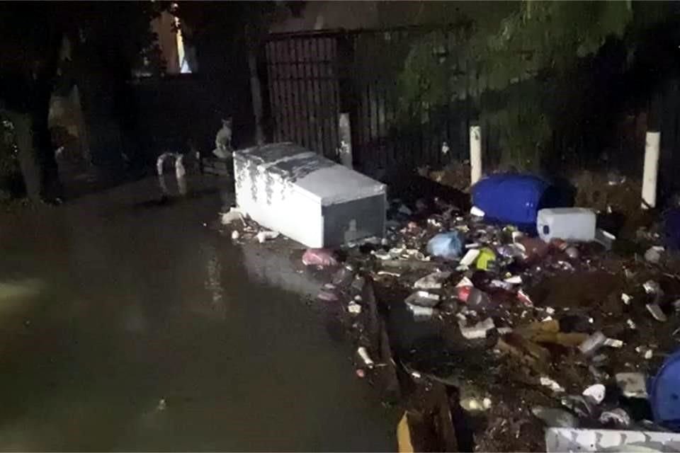 Las lluvias dejaron inundaciones en colonias de Salinas y al bajar el agua quedó todo tipo de desechos, además de muebles dañados.