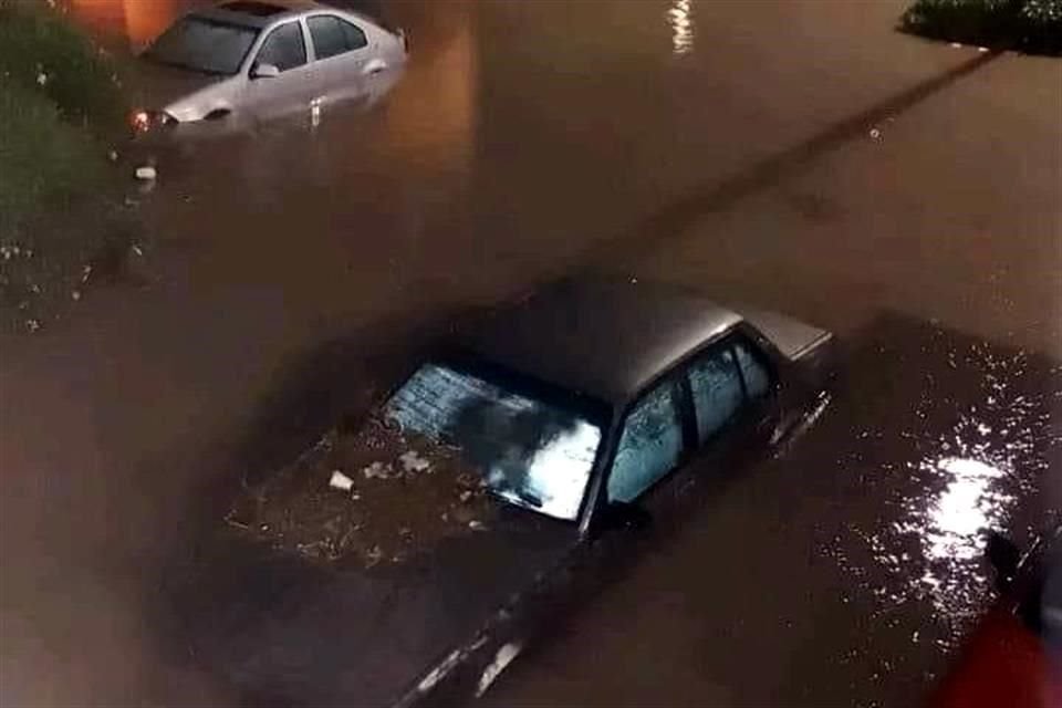 Algunos vehículos fueron arrastrados por la corriente del agua tanto en Salinas (foto) como en Ciénega de Flores.