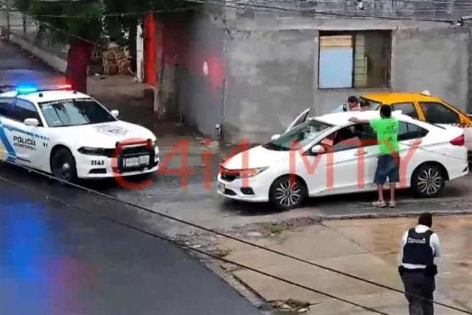 Los hombres fueron detenidos cuando estaban a bordo del auto Honda City blanco, el cual una hora antes había sido reportado como robado en calles de la Colonia Obrera.