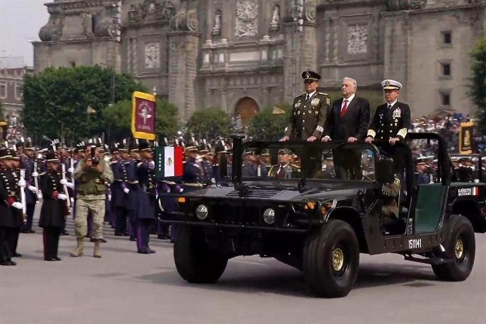 Recorrido del Presidente junto con los titulares de Sedena y Marina.