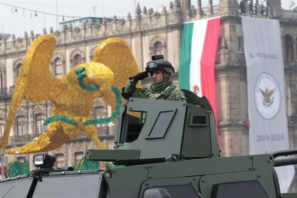 Un elemento de la Sedena saluda durante el Desfile Militar.