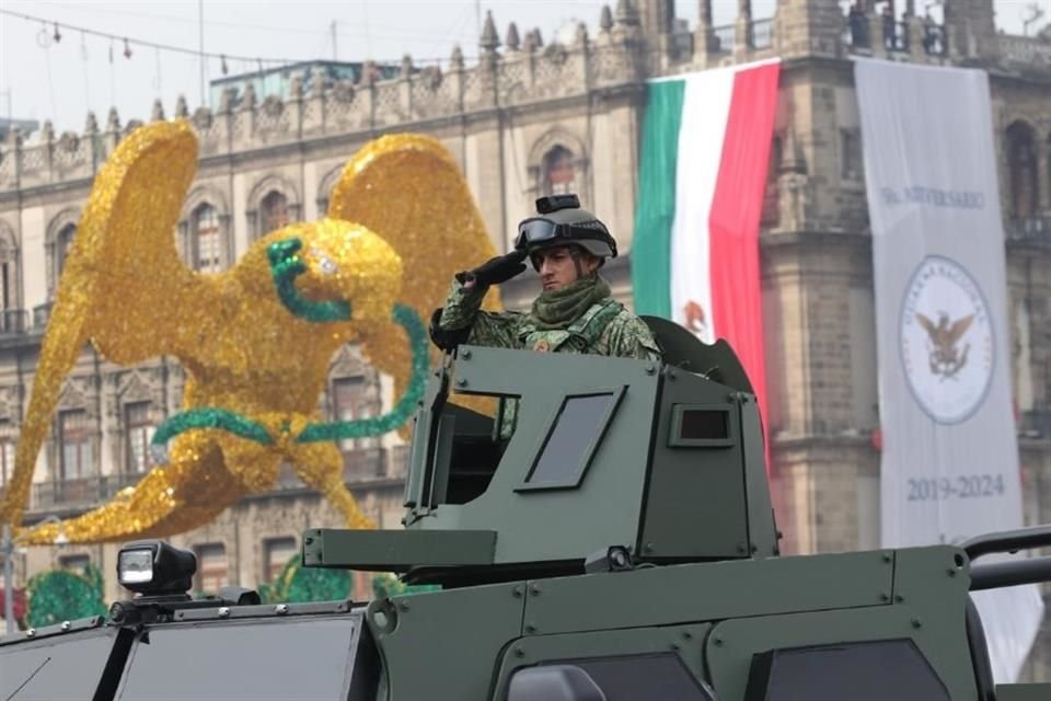 Un elemento de la Sedena saluda durante el Desfile Militar.