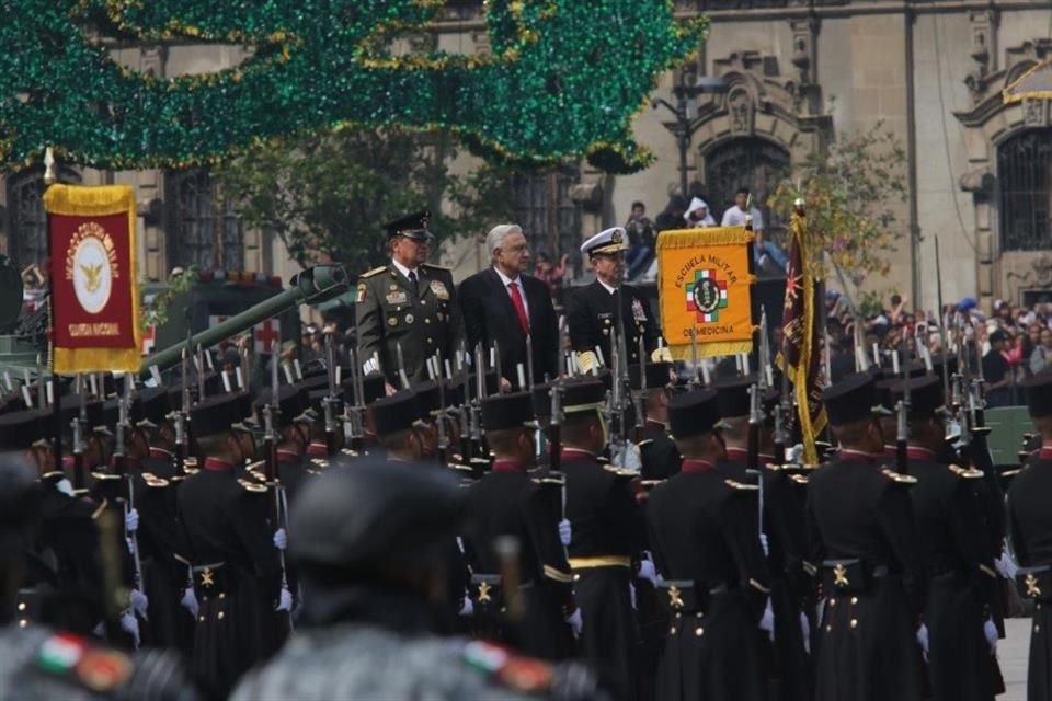 El Presidente López Obrador, el titular de la Sedena y la Marina recorren la plancha del Zócalo frente a miles de cadetes.