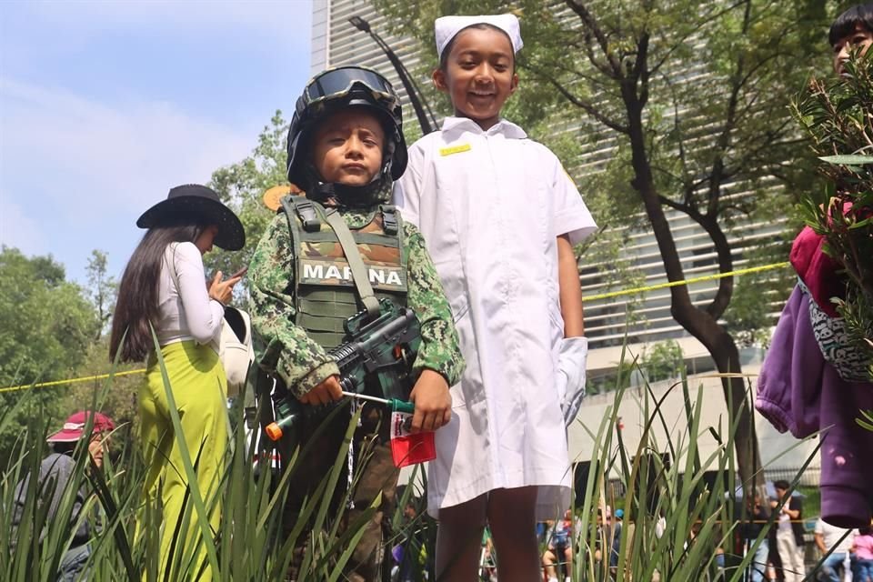 Niño vestido como integrante de la Semar que desea pertencer a la vida militar.