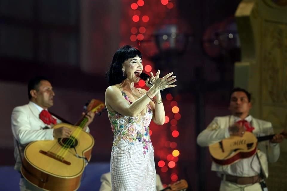 La cantante Susana Zabaleta le dio duro al Alcalde de Ciudad Victoria por los baches... y hasta el Gobernador de Tamaulipas salió raspado.